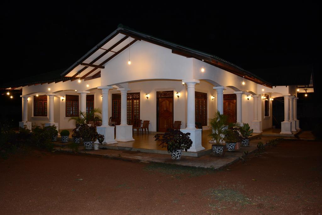 First House Mihintale Hotel Luaran gambar